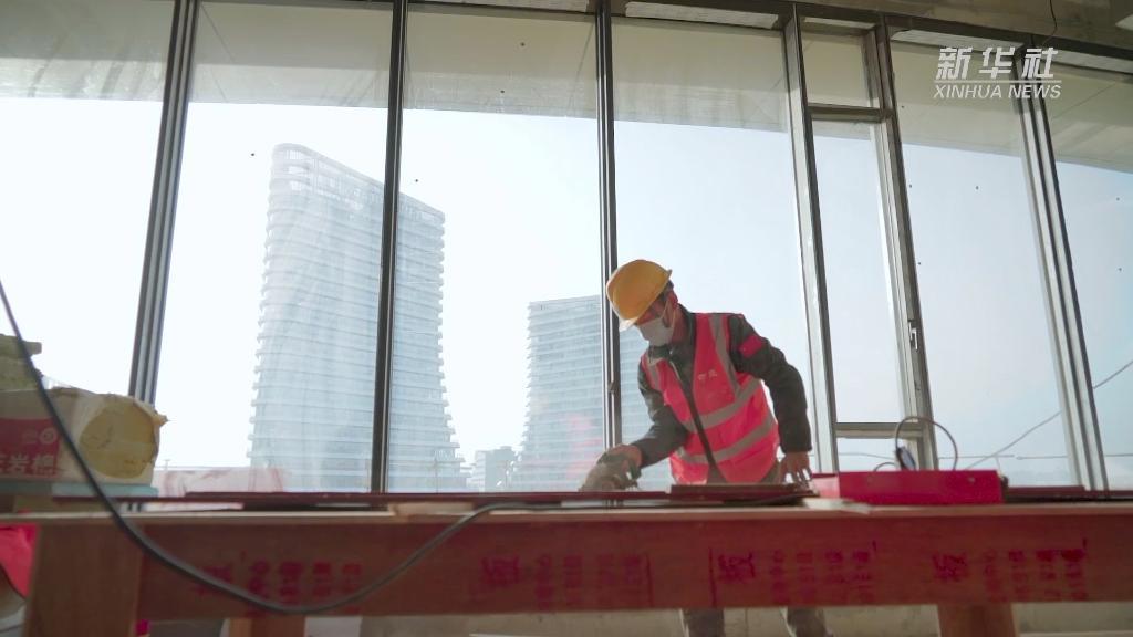 新华全媒+|安心的坚守：建筑工人新年第一天