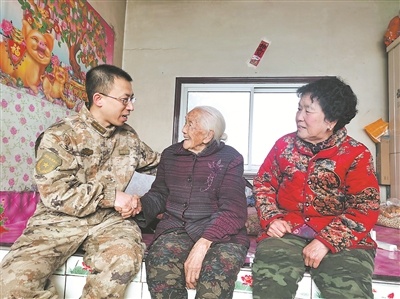 官兵给志愿军烈士纪贵山遗孀王桂琴拜年，王奶奶说——“大家都想着我们家”
