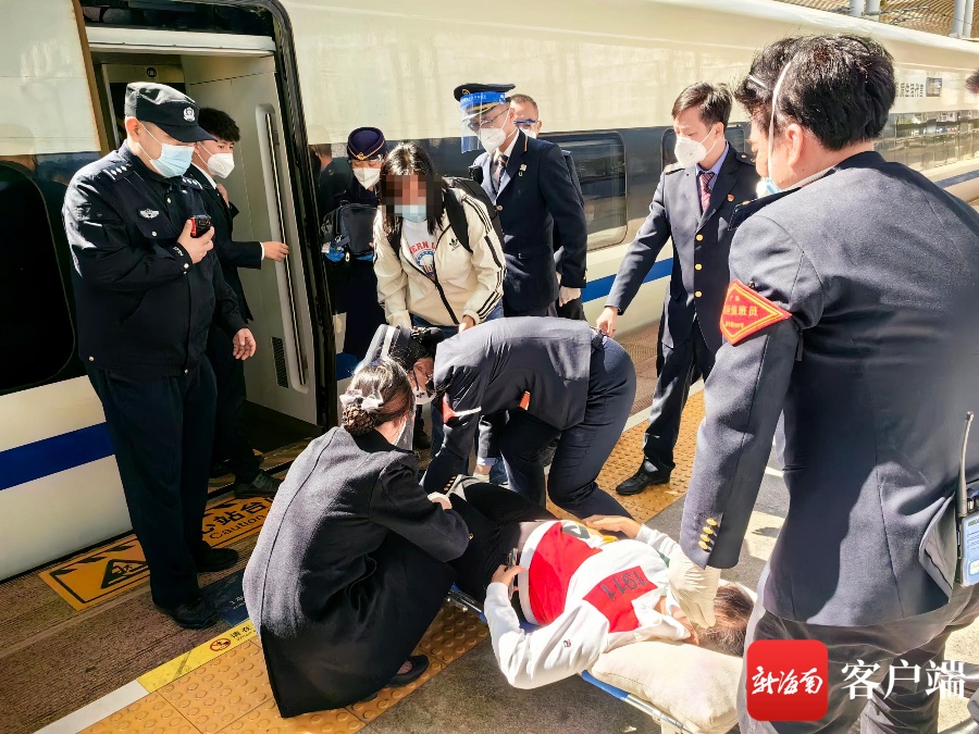 列车上孕妇突发大出血 三亚站列车工作人员争分夺秒救助