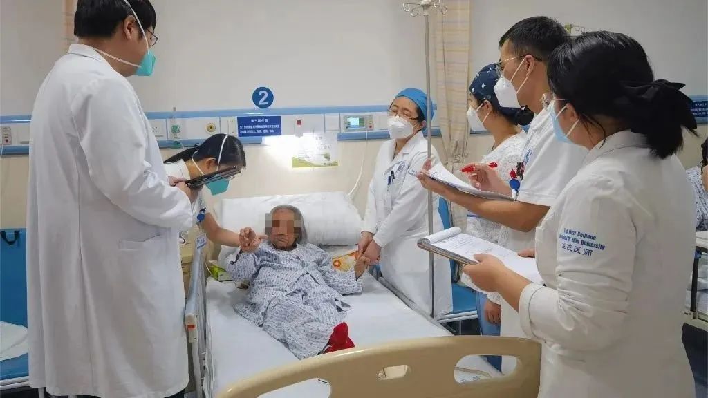 101岁重症新冠老人在吉大一院治愈出院
