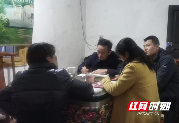 湘乡市人社局开展“敲门行动”帮扶就业困难人员
