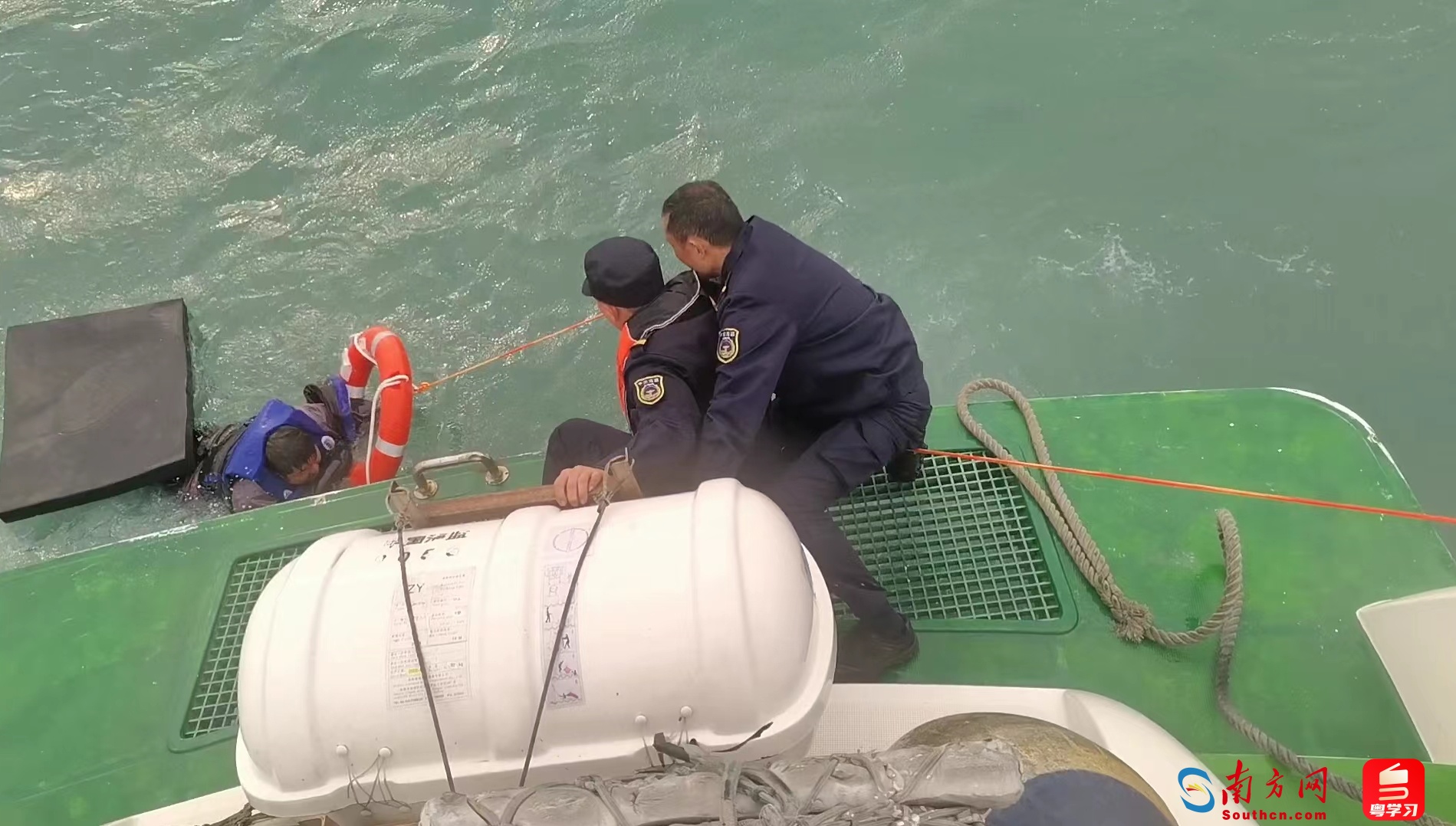 3人驾驶“三无”快艇海钓落水 漂浮超12小时获救