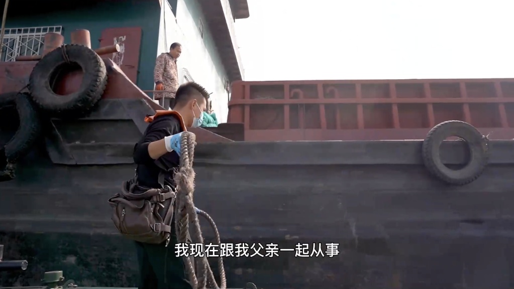 新华全媒+丨长江上的环保“父子兵”