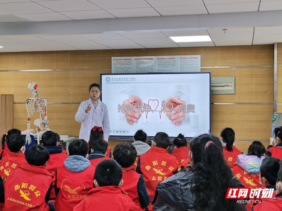 开学季，一大波小学生来到南华附一医院技能中心学习急救技能