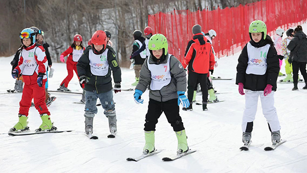“奔跑吧·少年”儿童青少年主题健身活动暨“冰雪少年 快乐健康”滑雪营活动在亚布力举行