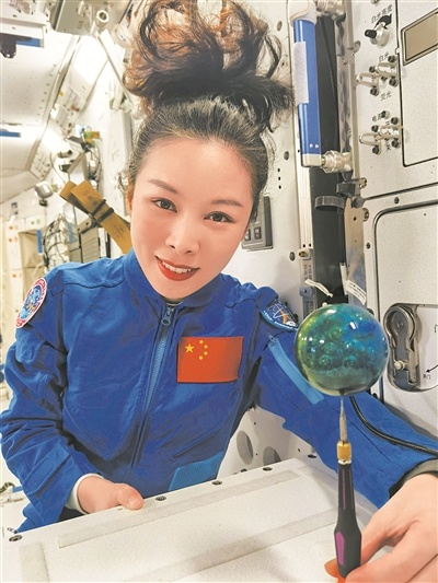 全国政协委员、中国人民解放军航天员大队航天员王亚平——当好航天梦想的“播种人”