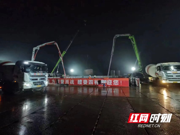 醴娄高速：挑灯夜战，主桥12号墩承台浇筑完成