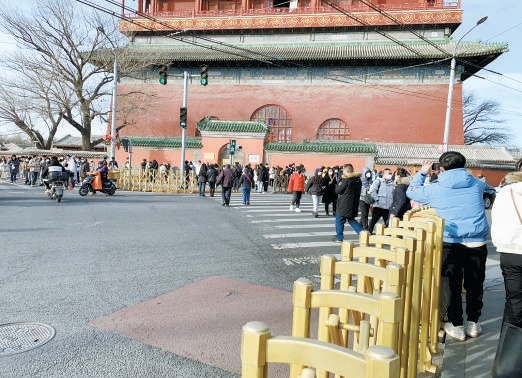 北京鼓楼三岔路口增设伸缩护栏