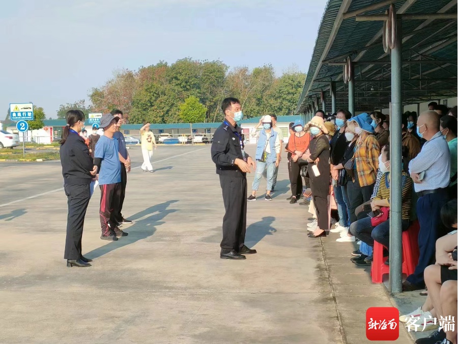 儋州公安交警首站“送考下乡”在八一总场举行 234名驾驶人家门口考摩托车驾驶证
