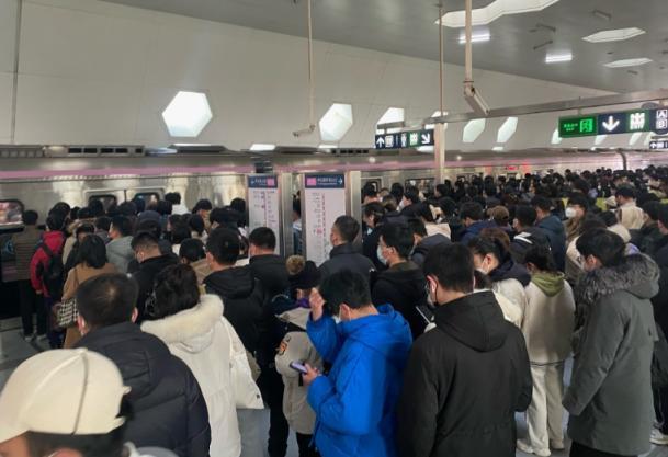 客流逐步回升，北京部分地铁站早高峰站外临时限流