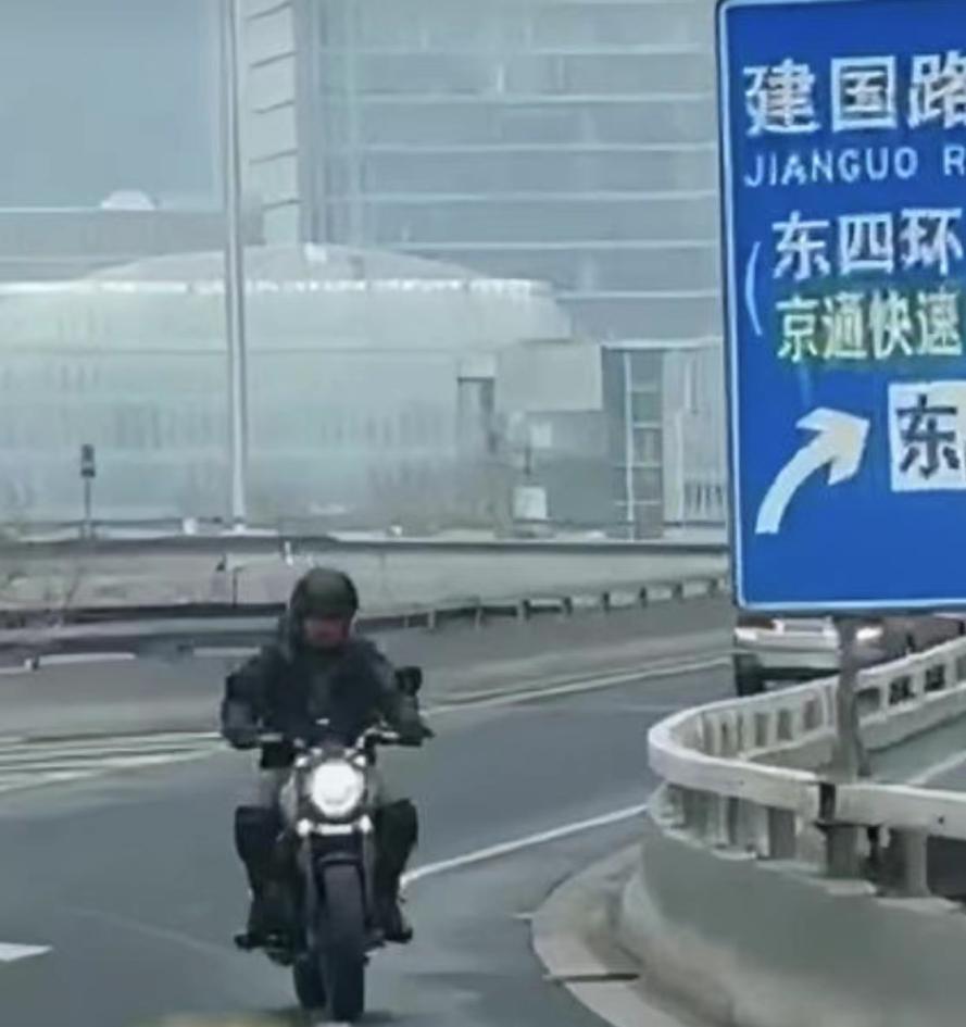 北京一摩托骑手东三环主路逆行一公里，被拘留！