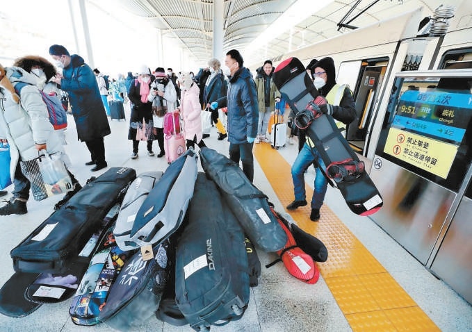 北京冬奥会后首个滑雪季 京张高铁送14.8万人去滑雪