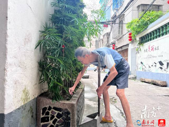 带动社区共建，79岁退休环卫工人义扫巷道18年