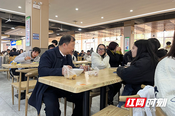 面对面听心声 湖南工业大学校领导与学生共进午餐“聊天”