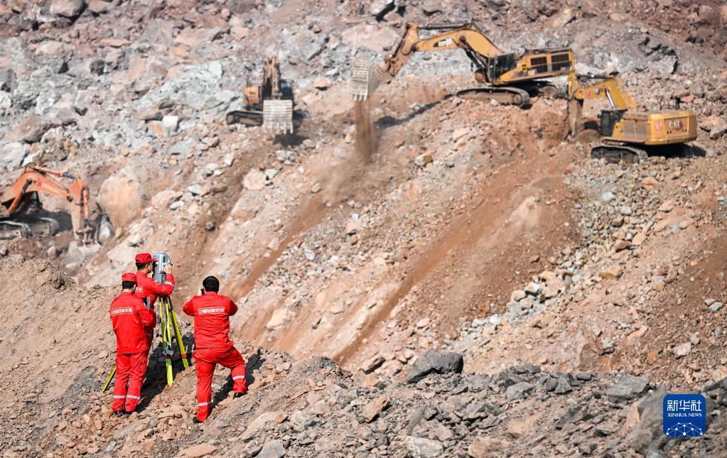 新华全媒+丨内蒙古阿拉善露天煤矿坍塌事故：救援持续推进