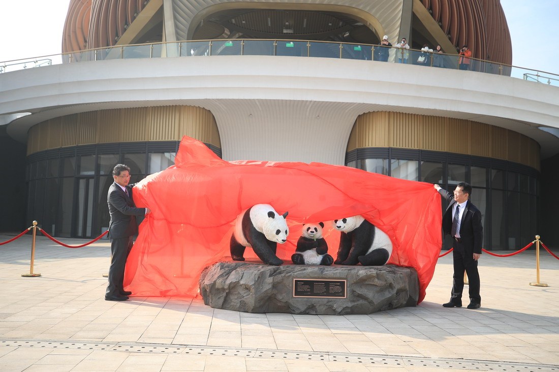 纪念近30年大熊猫国际科研繁育合作 日方向成都熊猫基地赠碑