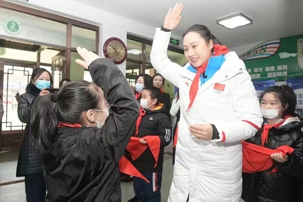 奥运冠军张虹担任黑龙江省少先队校外辅导员