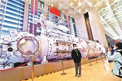 “中国载人航天工程三十年成就展”在国博开幕