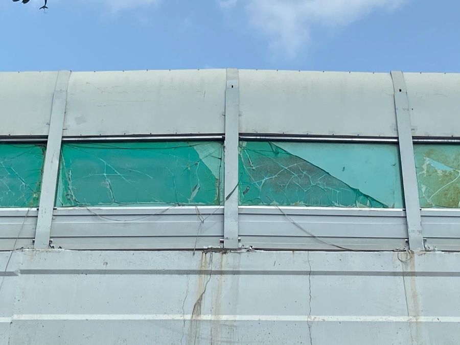 海口海秀快速路隔声板玻璃“开裂”？ 桥隧公司管养部：表层薄膜脱落造成破裂假象