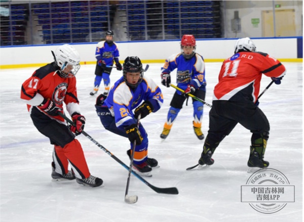 长春市第一届运动会青少年组冰球比赛开赛