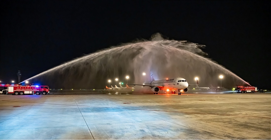 【与天府·遇世界】天府机场首架国际进港航班来了！西南地区“新国门”正式开启