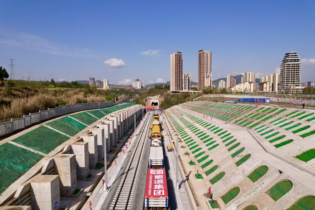 汉巴南铁路南巴段启动铺轨 预计明年5月底通车