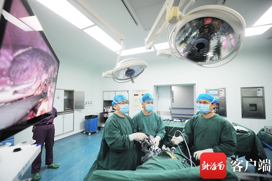 晓峰近距离 | 三亚一医院实施腹腔镜精准肝4段及1段切除手术