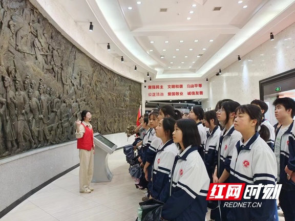 衡阳市六中学子举行“清明祭英烈”活动