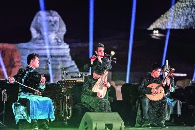 中国音乐家在埃及吉萨金字塔景区演奏乐曲