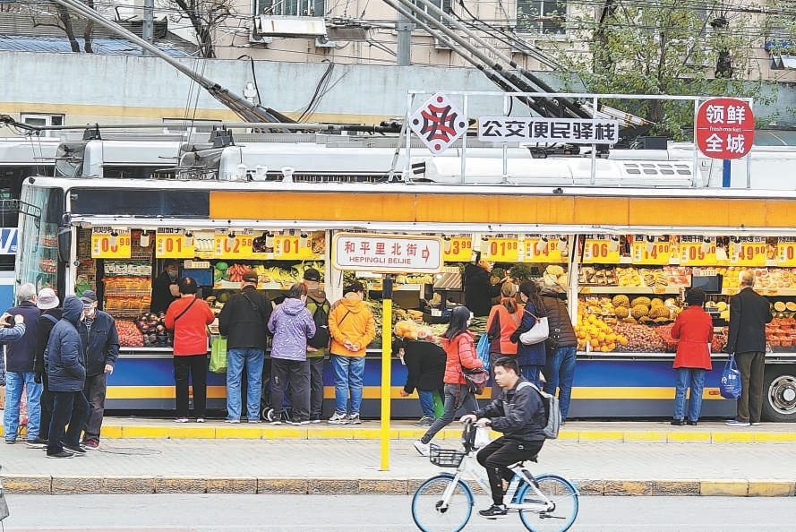 北京：街头新鲜事 公交车不上路改卖菜