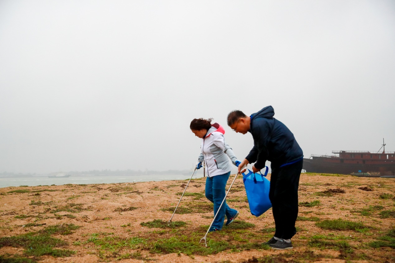 清理垃圾172公斤 百余名志愿者在海口开展净滩行动