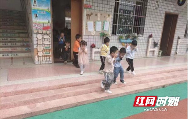 安乡县安全乡中心幼儿园：举办消防演练，防患于未“燃”