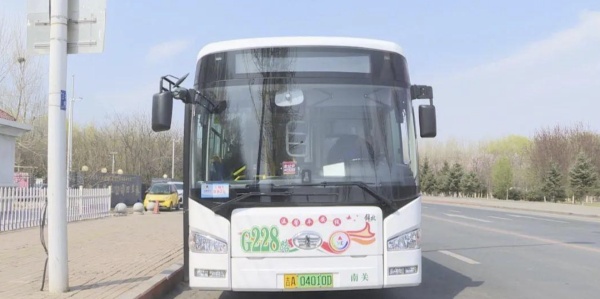 长春G228路公交车，乘客可以边乘车边给手机充电了