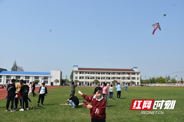 安乡县官垱中学举办首届校园风筝节