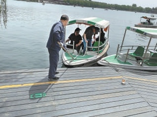 记者走访多个景区发现：游船救生衣成了摆设