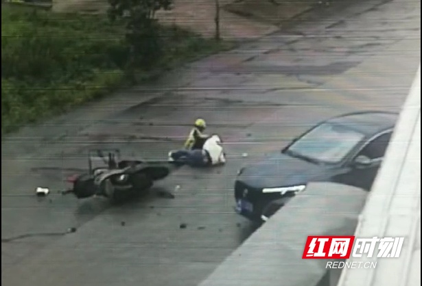 幸“盔”有你！邵阳县一摩托车与小车相撞 摩托车上两人戴了头盔均无大碍