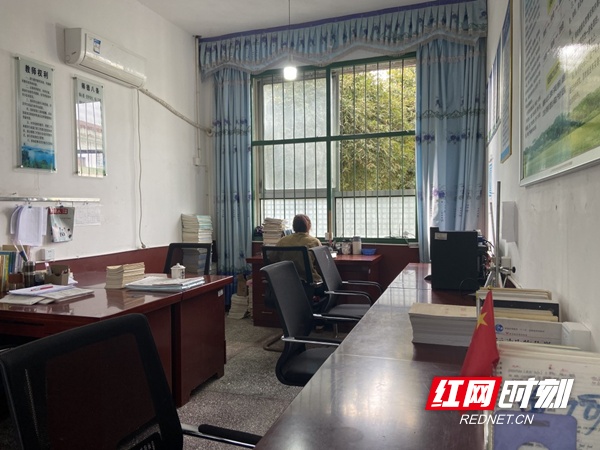浏阳市官桥中学：教师办公室干不干净 学生说了算