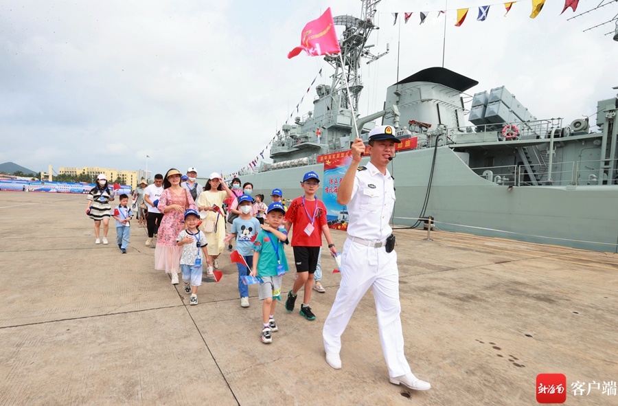 登舰啦！南部战区海军某基地组织庆祝人民海军成立74周年军营开放活动
