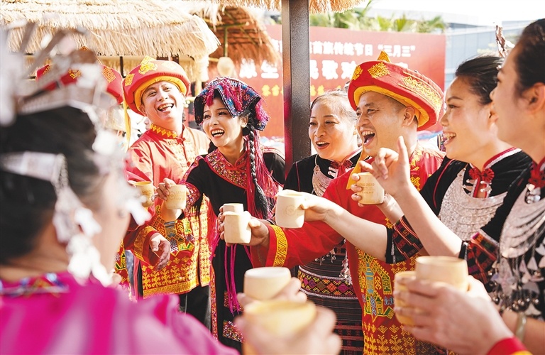海南“三月三”主会场民族文化盛宴精彩不断：体验非遗技艺 感受文化魅力