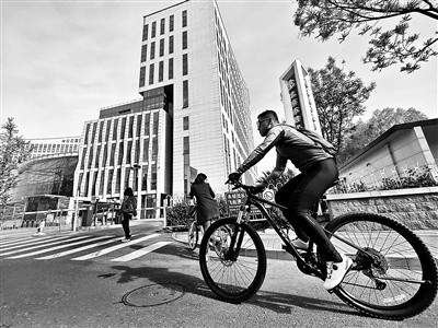 城市插上骑行翅膀 市民安享低碳生活