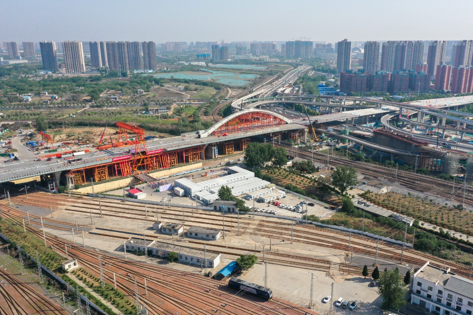 郑州北三环新建彩虹桥施工迎来最新进展！主桥钢箱梁顺利合龙