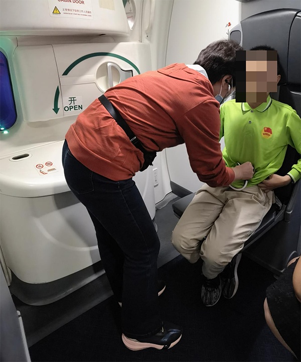 小学生航班上突发腹痛，广州援疆医生万米高空“出手”