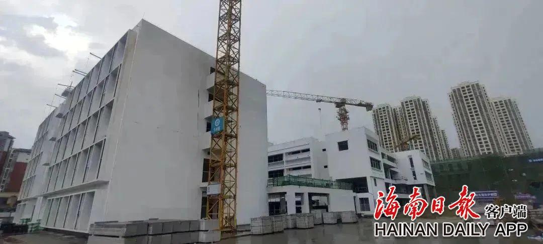 海口江东新区建设者“五一”假期坚守一线忙生产