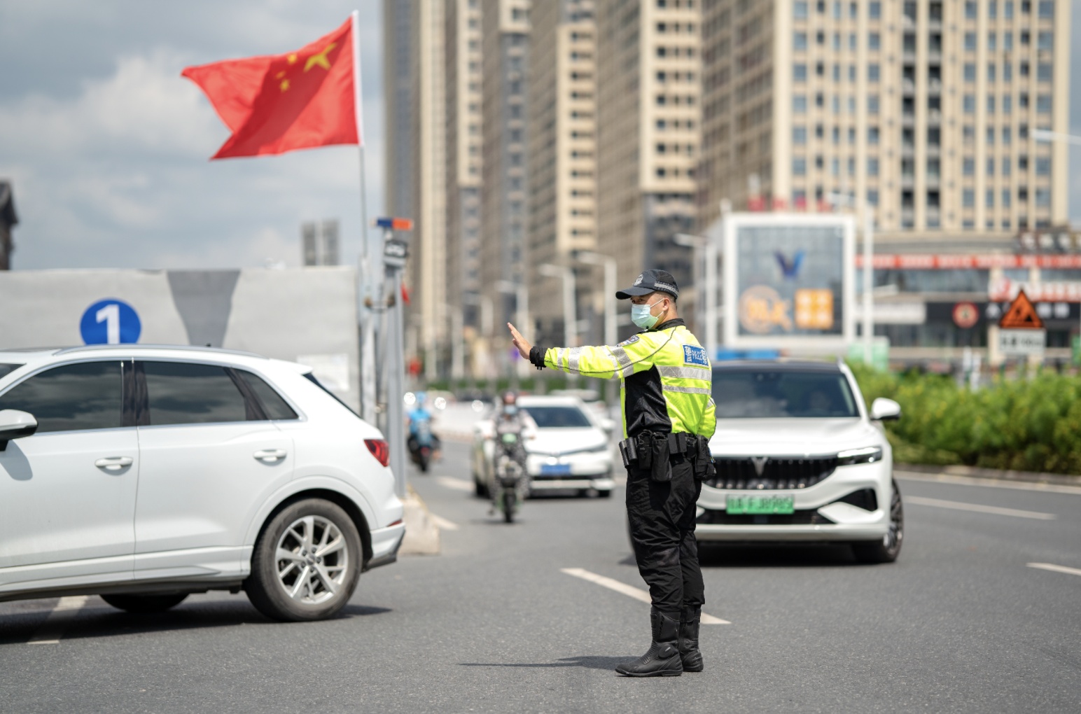 日均投入社会面防控警力1.6万人次！“五一”广州警情、交通事故双下降