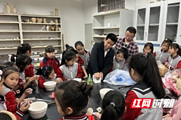 湖南工业大学举办非遗绞胎瓷制作技艺公益课堂