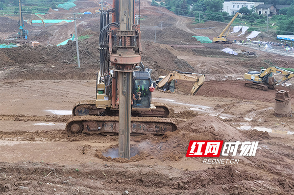 首根桩基顺利浇筑 湘江新区白庭路道路工程项目按下建设“加速键”