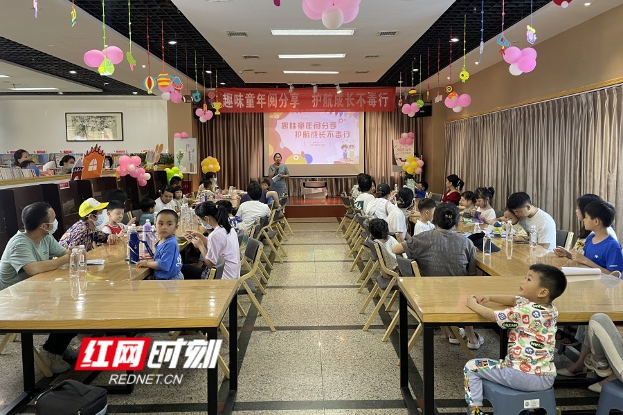永州市人大常委会机关到新华书店开展庆“六一”主题活动