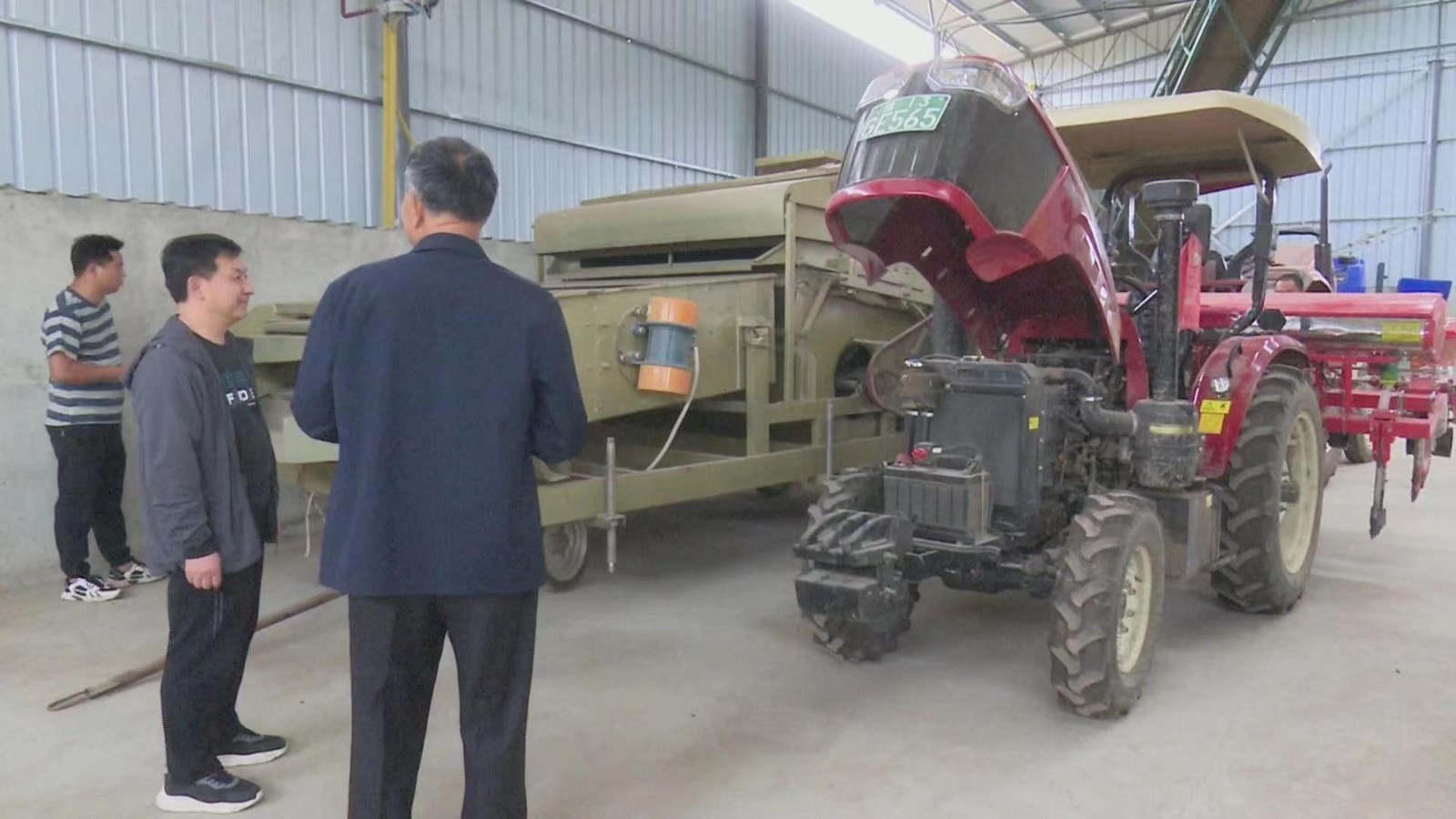 护航“三夏”丨镇平县82万亩小麦2天后进入收获期 引进履带式收割机应对降雨天气