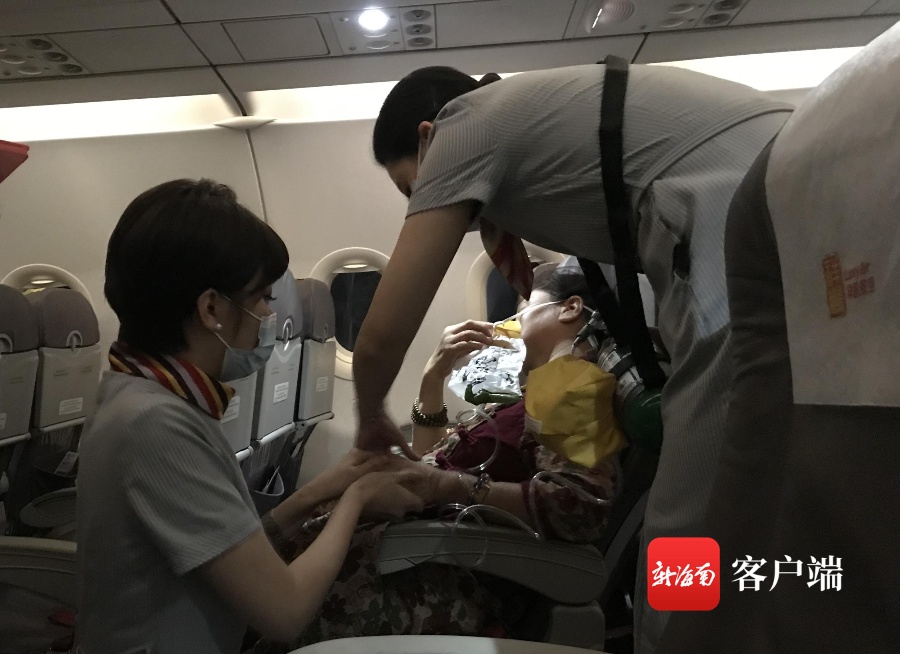 旅客高空突发疾病，祥鹏航空机组联合蓝天救援队队员协力救治