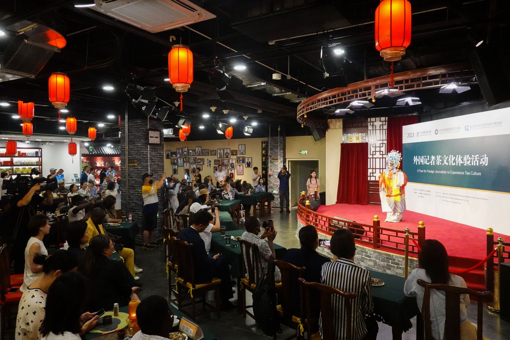 60名外国记者走进西城区马连道体验中国茶文化
